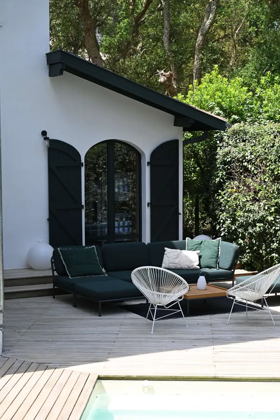 Salon de terrasse au bord de la piscine